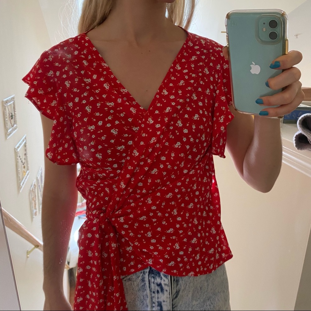 NWT Max studio red floral wrap top xs with ruffles - Picture 4 of 5